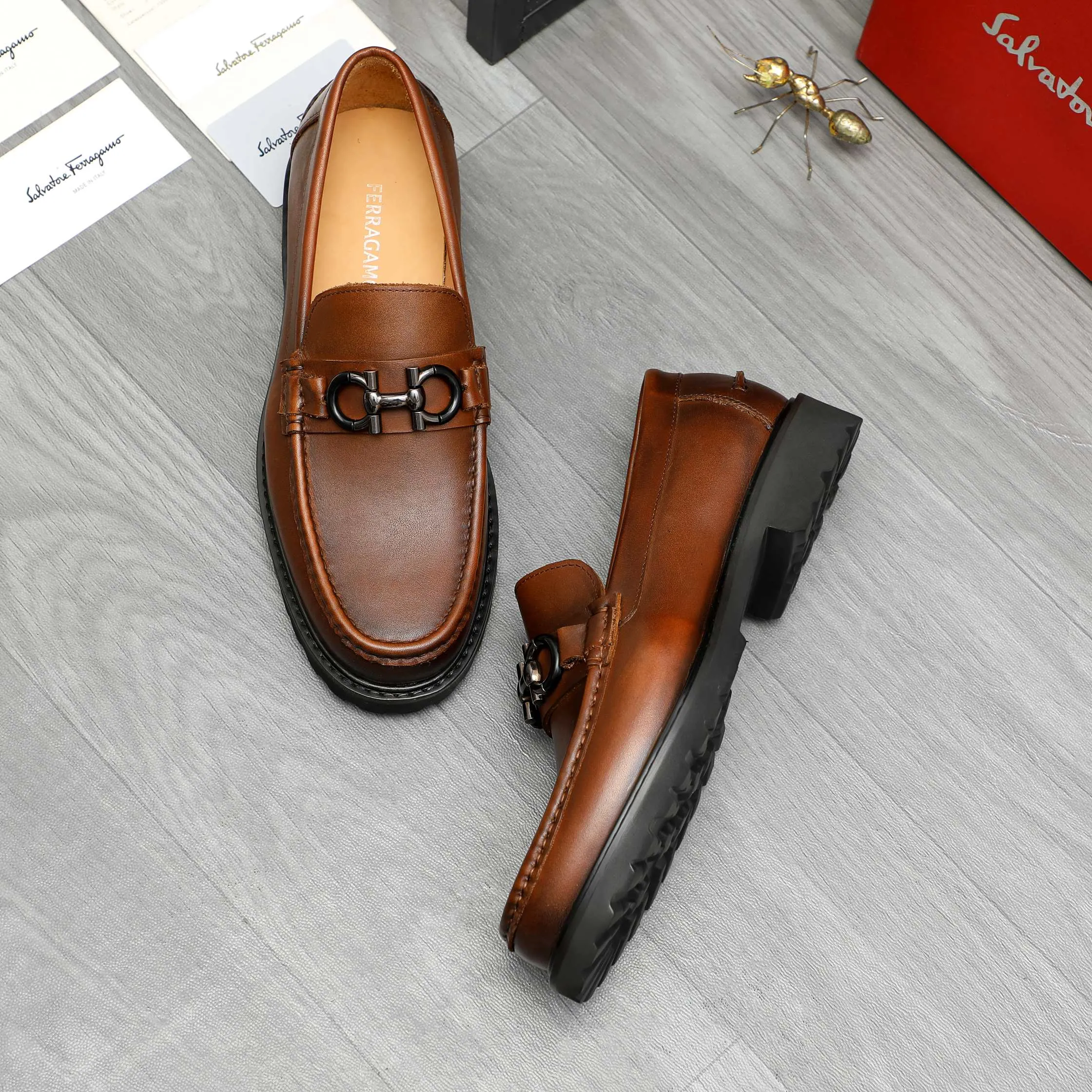 Men's shoes 💰442 Product trademark: Ferragamo "Ferragamo" business formal leather shoes Regular size: 38-46 (45.46 custom-made and non-returnable) Product materials: Selected color-brushed cowhide upper, cowhide lining, non-slip rubber outsole